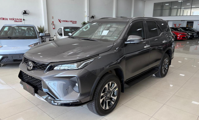 Toyota Hilux SW4 SRX Plat. 4x4 2.8 TB Die. Aut. 2025 Diesel-0
