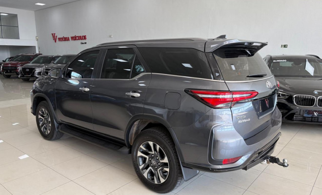 Toyota Hilux SW4 SRX Plat. 4x4 2.8 TB Die. Aut. 2025 Diesel-3