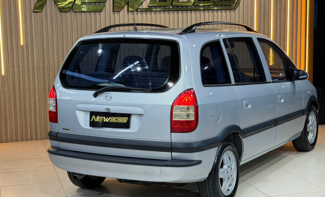 GM - Chevrolet Zafira 2.0/ CD 2.0  8V  MPFI 5p Mec. 2002 Gasolina-4