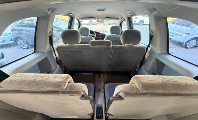 GM - Chevrolet Zafira 2.0/ CD 2.0  8V  MPFI 5p Mec. 2002 Gasolina-6