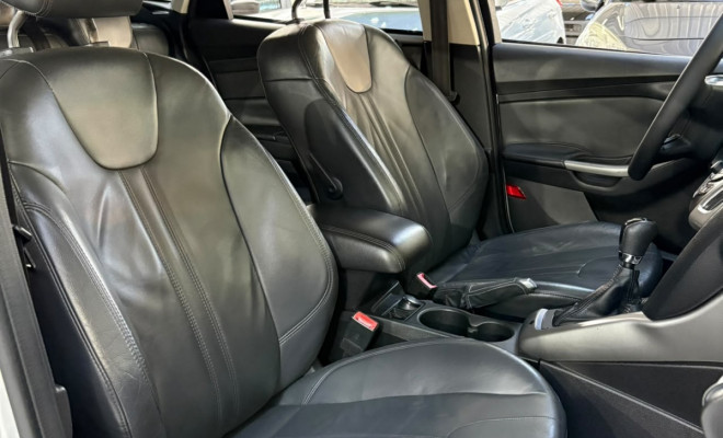 Ford Focus 1.6 S/SE/SE Plus Flex 8V/16V  5p 2014 Flex-12