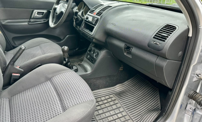 VW Polo Sedan Classic 1.8 Mi - 2001-6
