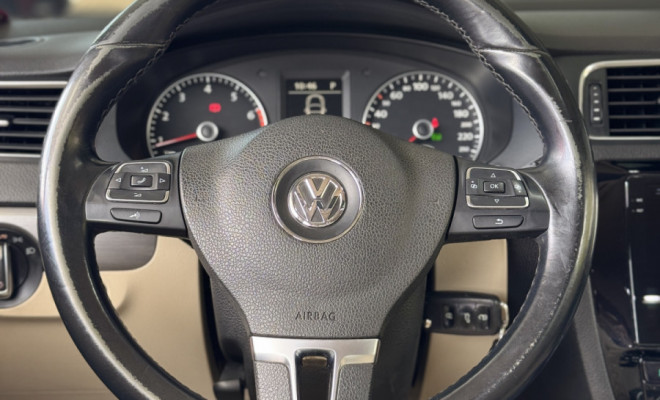 VW - VolksWagen JETTA Highline 2.0 TSI 16V 4p Tiptronic 2013 Flex-4