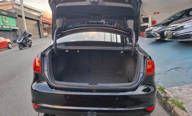 VW - VolksWagen JETTA Highline 2.0 TSI 16V 4p Tiptronic 2013 Flex-6
