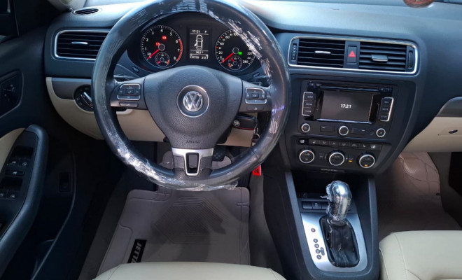 VW - VolksWagen JETTA Highline 2.0 TSI 16V 4p Tiptronic 2013 Flex-9