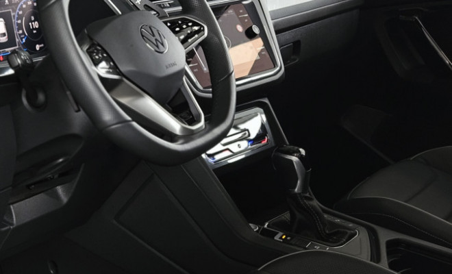 VW - VolksWagen TIGUAN Allspac R-Line 300 TSI 2.0  2025 Gasolina-5