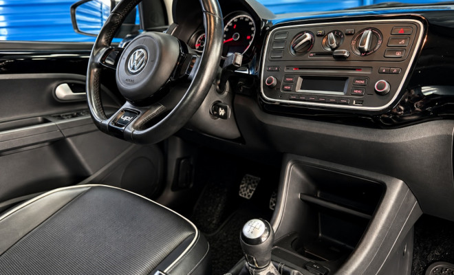 VW - VolksWagen up! black/white/red 1.0 Flex 5p 2015 Flex-6