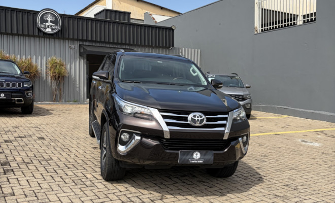 Toyota Hilux SW4 SRX 4x4 2.8 TDI 16V Dies. Aut. 2017 Diesel