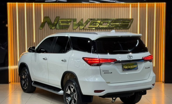 Toyota Hilux SW4 SRX Diamo. 4x4 2.8 TB Die Aut. 2020 Diesel-2