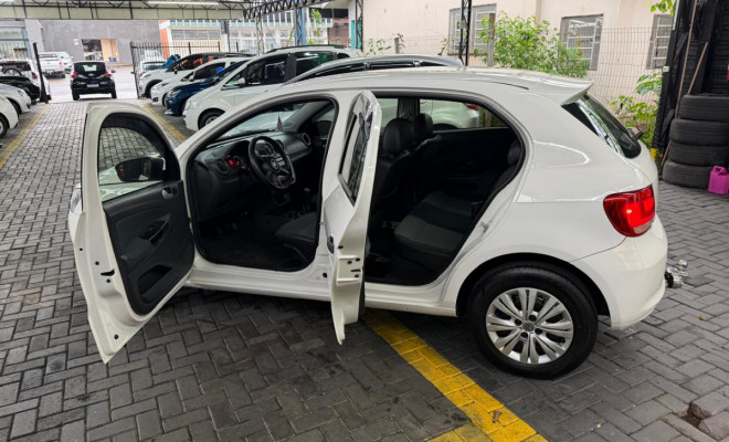 VW - VolksWagen Gol (novo) 1.0 Mi Total Flex 8V 4p 2014 Flex-4