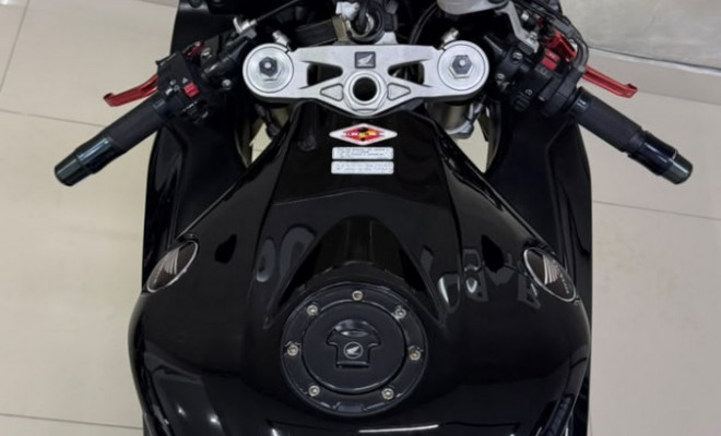 HONDA CBR 1000 RR Fireblade 2010 Gasolina-2