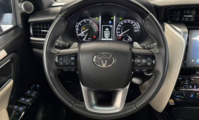 Toyota Hilux SW4 Diamond 2.8 TB 4x4 Die. Aut. 2025-6