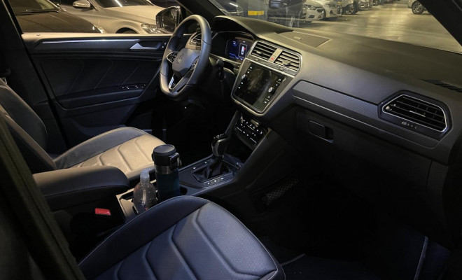 VW - VolksWagen TIGUAN Allspac R-Line 300 TSI 2.0  2025 Gasolina-10