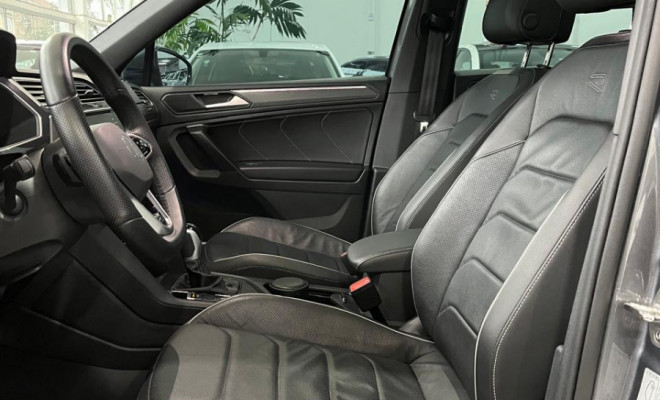 VW - VolksWagen TIGUAN Allspac R-Line 300 TSI 2.0  2024 Gasolina-3