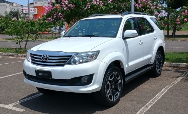 Toyota Hilux SW4 SR 4x2 2.7/2.7 Flex 16V Mec. 2015 Flex