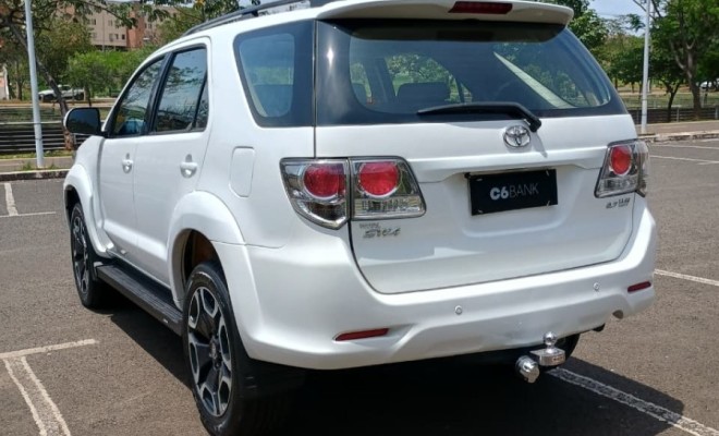 Toyota Hilux SW4 SR 4x2 2.7/2.7 Flex 16V Mec. 2015 Flex-0
